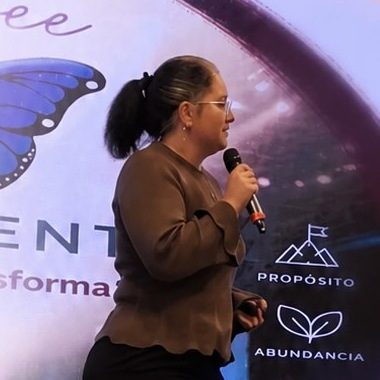 Jimena Camacho como speaker en el evento BE FREE